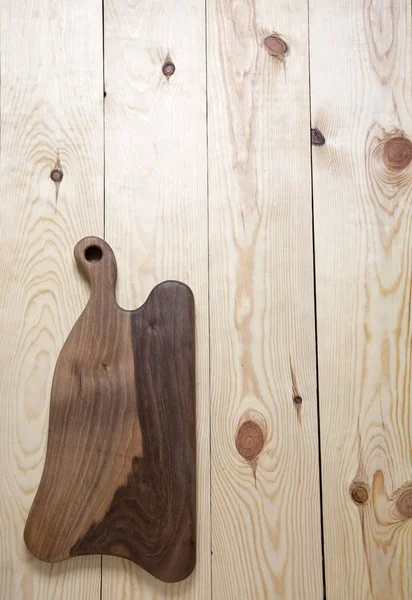 Обробна дошка на дерев'яній поверхні — стокове фото