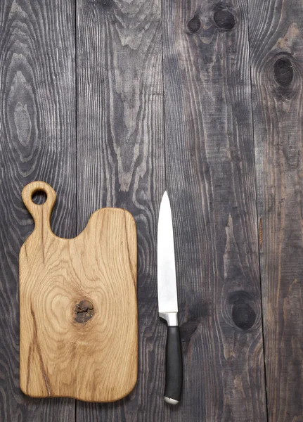 Vágódeszkát és kést egy fa — Stock Fotó