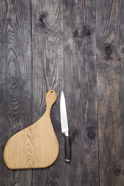 Planche à découper et couteau sur bois — Photo
