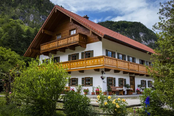 Typiskt hus konstruktion i de bayerska Alperna — Stockfoto