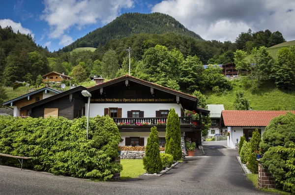 Typiskt hus konstruktion i de bayerska Alperna — Stockfoto