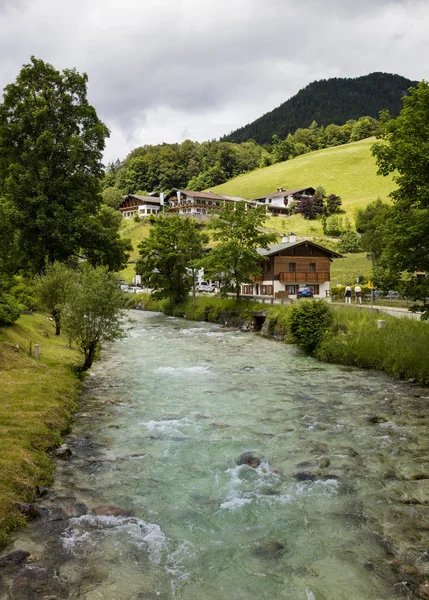 En liten flod i de bayerska Alperna — Stockfoto