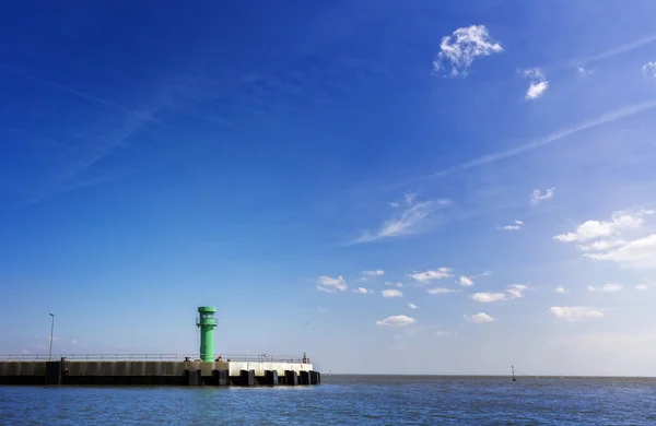 在 Bsum 海港入口处的小灯塔 — 图库照片