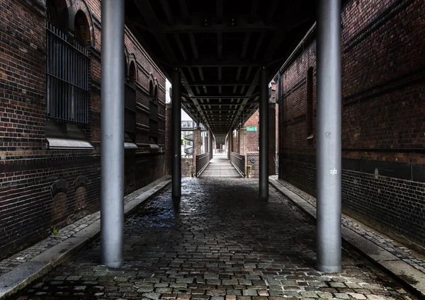 A passage for pedestrians in Hamburg's Speicherstadt — Stock Photo, Image