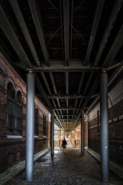 Uma passagem para pedestres em Speicherstadt de Hamburgo — Fotografia de Stock