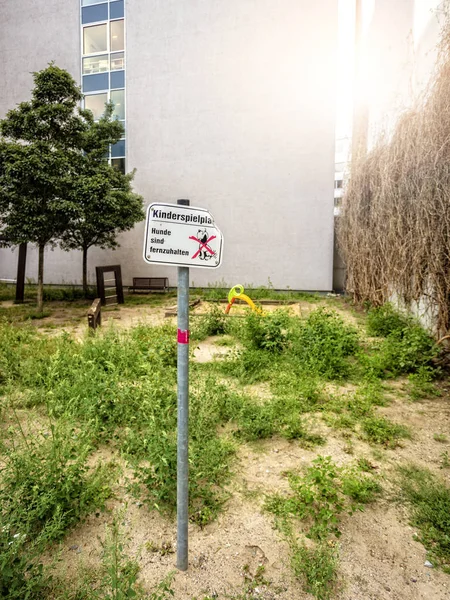 Um parque infantil negligenciado numa quinta em Berlim — Fotografia de Stock