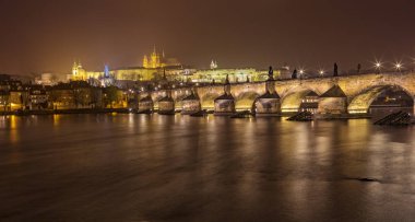 Geceleri Prag'daki Charles Köprüsü  