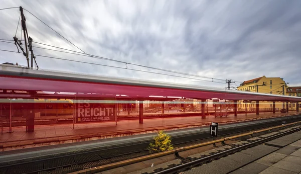 Helyiérdekű vasút és a vonat egy állomáson, Berlin — Stock Fotó