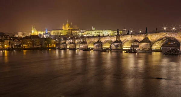 A Ponte Charles em Praga à noite — Fotografia de Stock