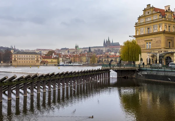 Rio Vltava e Ponte Carlos em Praga — Fotografia de Stock