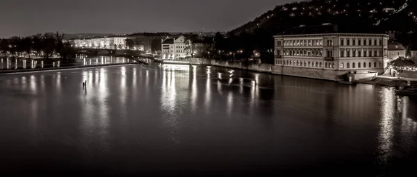 ヴルタヴァ川とプラハのカレル橋 — ストック写真