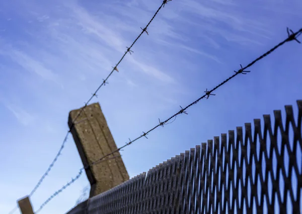 Dikenli tel ve çit ile beton sütunlar — Stok fotoğraf