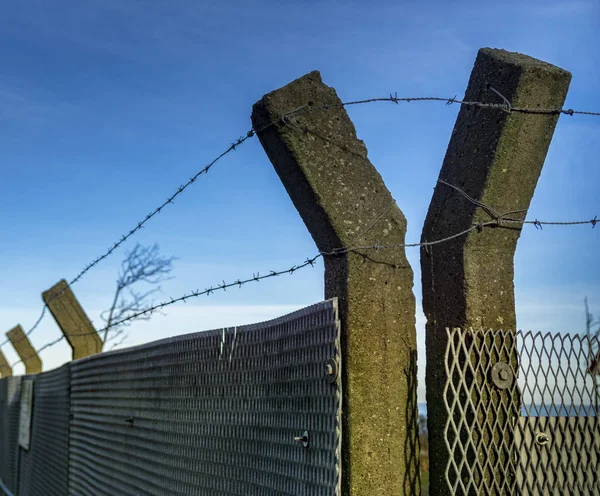 Betonové sloupy s ostnatým drátem a plot — Stock fotografie