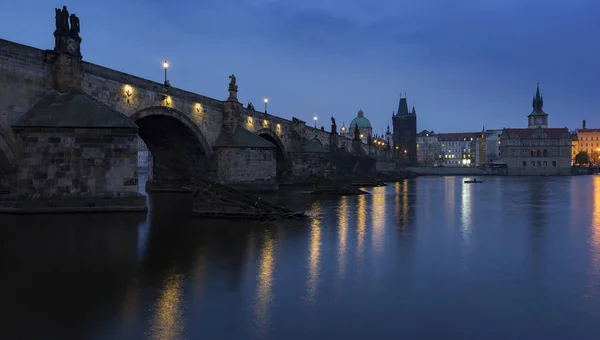 Geceleri Prag'daki Charles Köprüsü — Stok fotoğraf