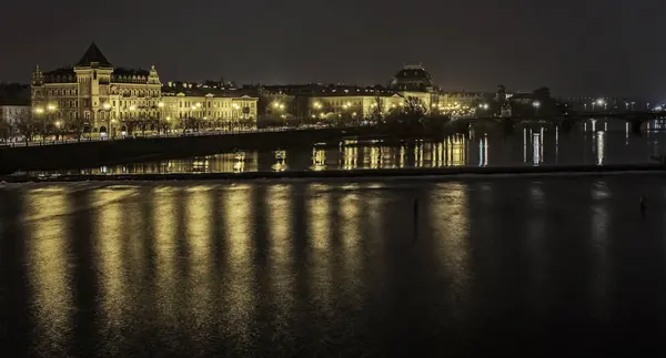Prague le Moldau et le karlsbrcke de jour comme de nuit — Photo