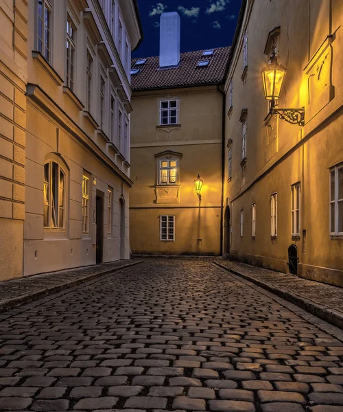 Piccola strada nella capitale di Praga — Foto Stock