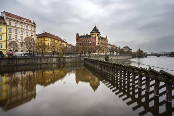 Rio Vltava e Ponte Carlos em Praga — Fotografia de Stock