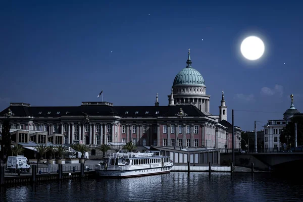 Kijk naar de nacht op het Parlement Potsdam en de Nikolai Church — Stockfoto