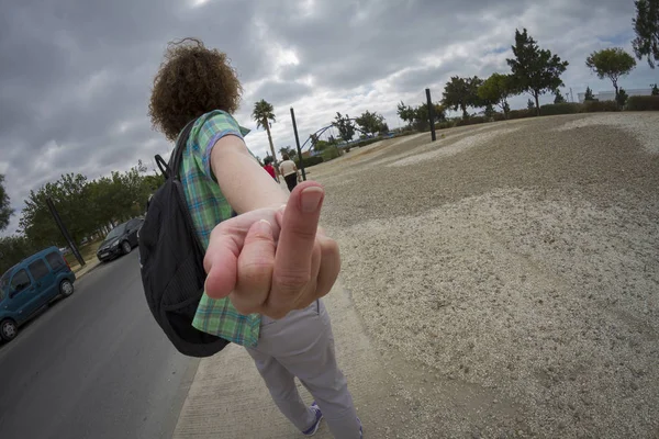 Vrouw toont onbeleefd gebaar met de middelvinger — Stockfoto