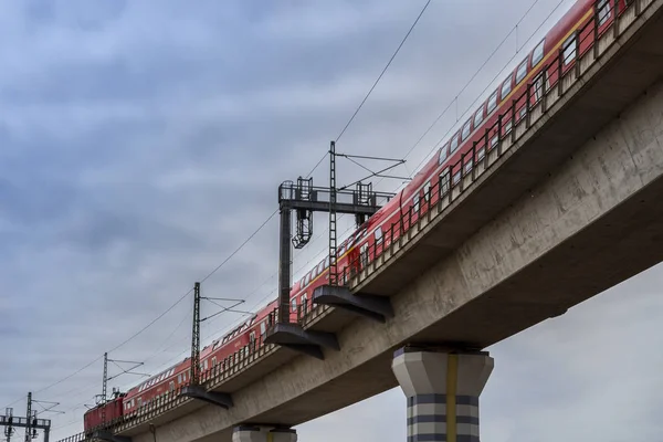 El tren alemán en un puente en Berlín —  Fotos de Stock