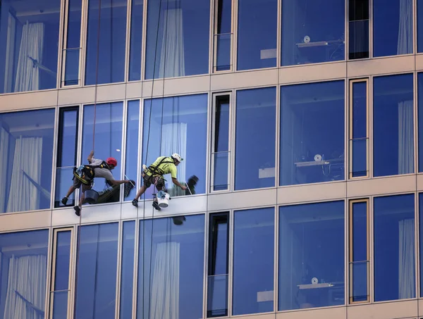 Pulitore di finestre la maggior parte corda su una facciata di casa — Foto Stock