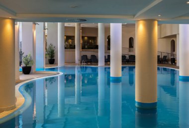 Genel bir salonda Yüzme Havuzu  
