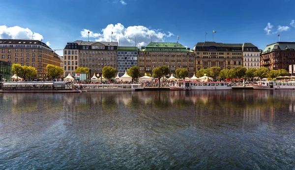 Han steg distans ung på alster — Stockfoto