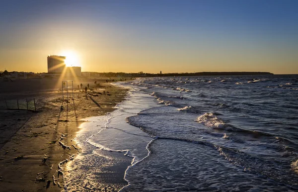 Solen i hösten på stranden av Östersjön i Warnemnde — Stockfoto