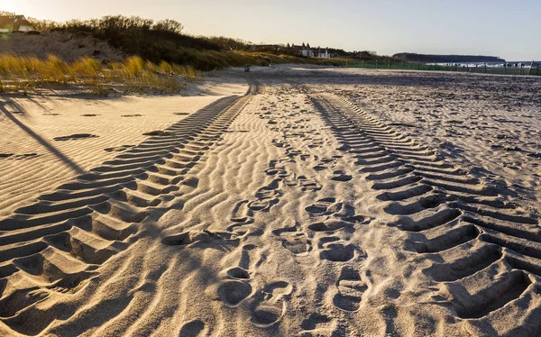 Spuren im Sandtire tracks in the sand — Stock Fotó
