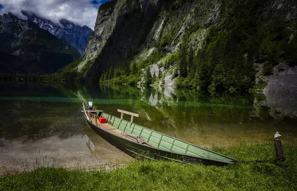 Pequeño barco al hintersee en berchtesgaden —  Fotos de Stock