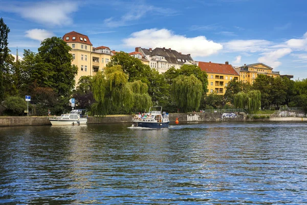 Hotel se nachází na řece Spree v Berlíně — Stock fotografie