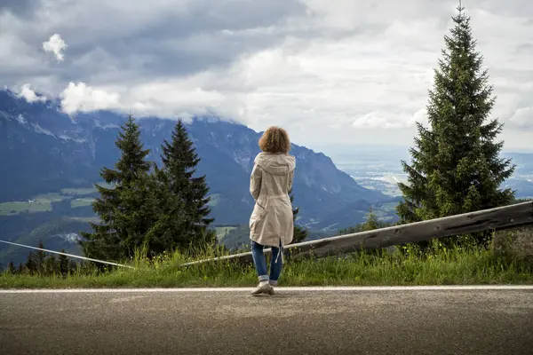Mulher olha para o sopé dos Alpes na terra Berchtesgadener — Fotografia de Stock