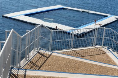 madeira Adaları yakınındaki Atlantik'teki Açık Yüzme Havuzu  