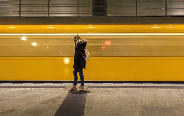 Nastolatek samotnie w mieście Berlin — Zdjęcie stockowe