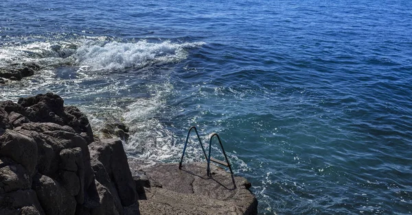 Крутое побережье Атлантического океана на острове Мадейра — стоковое фото