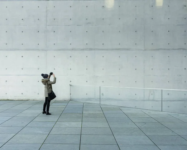 Mujer fotografiado un muro de hormigón — Foto de Stock