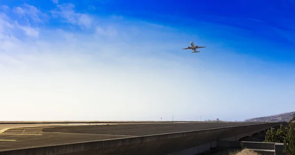 Aircraft approaching the airport of madeira — Stock Photo, Image