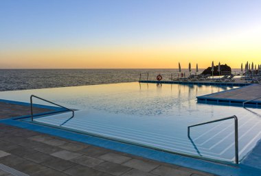 sonsuzluk havuzu güneşlenme terası denizin Madeira ile  