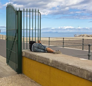 obdachloser plaja yakınlık içinde uyur  
