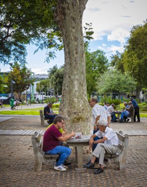 Madeira Adası bir parkta yaşlı insanlar  