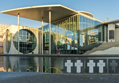 Hükümet Spree Nehri üzerinde Berlin hükümet meydanını  