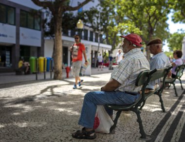 Madeira Adası bir parkta yaşlı insanlar  