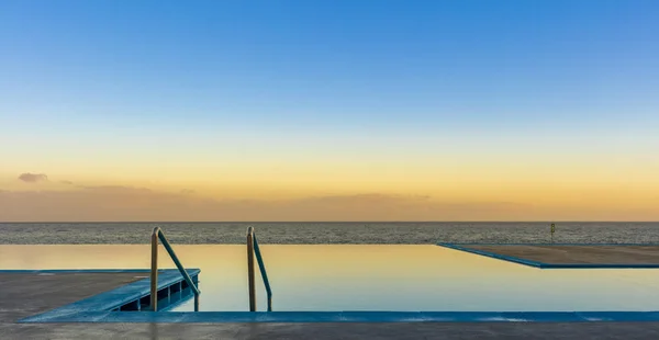 Infinity pool Sun terrace with the sea in madeira — Stock Photo, Image