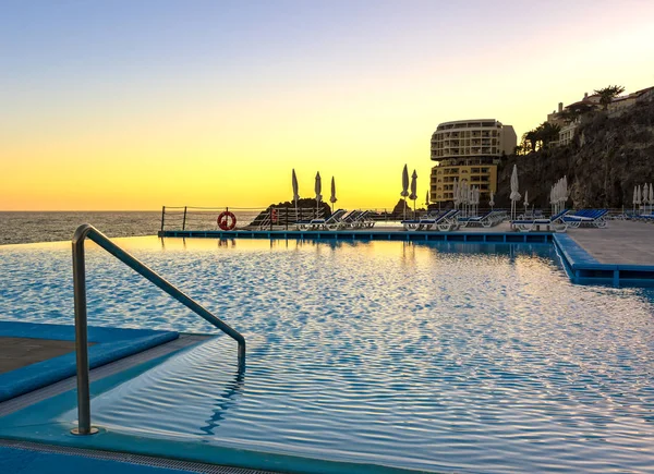 Infinity pool Sun terrace with the sea in madeira — Stock Photo, Image