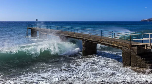 Golven aan de Atlantische kust op het eiland Madeira — Stockfoto