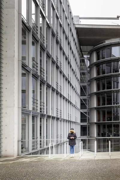 Підліток поодинці в міста Берлін — стокове фото