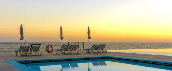 Infinity pool Sun terrace with the sea in madeira — Stock Photo, Image