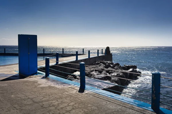 Бассейн в Санта-Крус на португальском острове Мадейра — стоковое фото