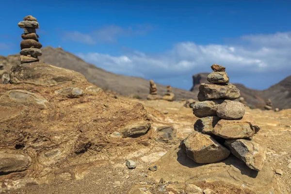 Kleine Steine in den Bergen aufgestapelt — Stockfoto