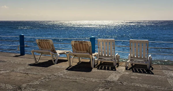 Sun loungers in the summer by the sea — Stock Photo, Image